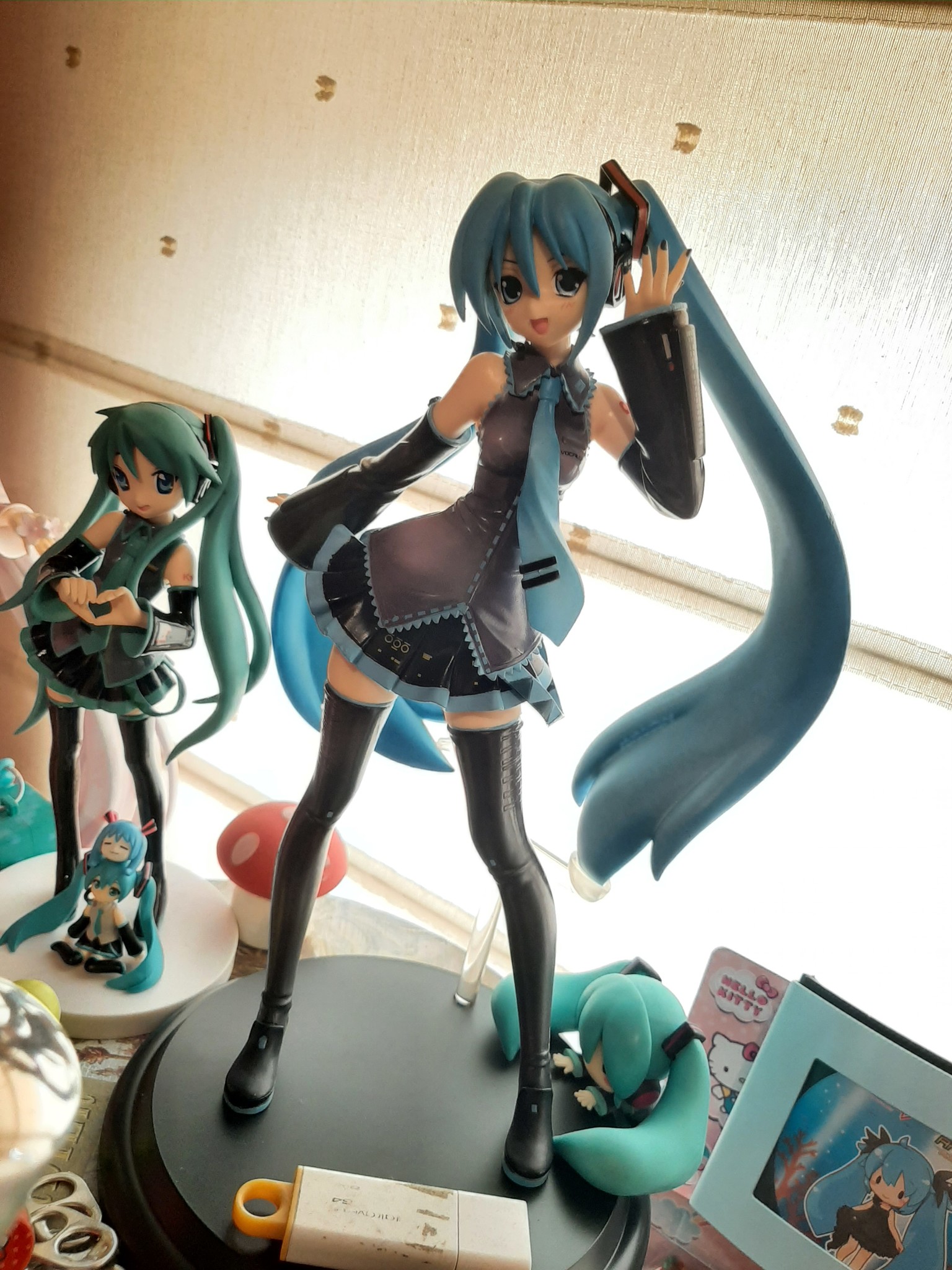 I don't know how ppl can have rooms full of micker figures without even a single classic outfit micker, this sega PM figure is really nice, the oldest ones are from 2010 so they're showing their age but they're really high quality for a prize figure, especially from the time period, the pictures don't really give away the size, she's enormous standing next to most other miku figs, you'll never find a 1/6 scale classic Miku with this much charm and lovingly crafted details everywhere, her futuristic seifuku idol styling really shines in ways not seen before or since, each twintail is as dense and heavy as a modern prize figure, each twintail has its own stand, that's how heavy they are, the art styling is firmly rooted in the late 2000s, I love this design so much <3