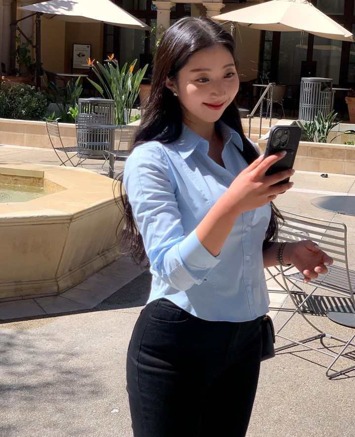 the phone girl