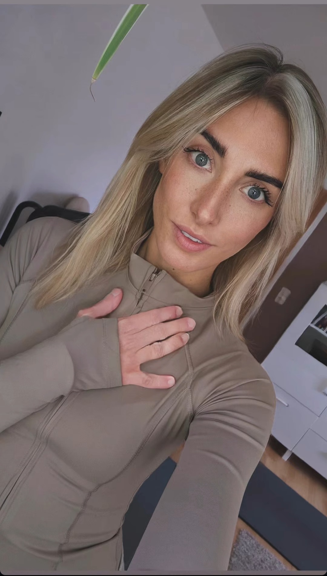 How do I hook up with the cute blonde zoomer girl who works at a drive thru I go to every weekend. I'm 35 years old and I don't want to give her the ick. Wat do?