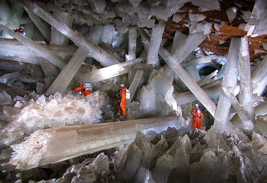 Las Cuevas de Naica, ubicadas en el estado de Chihuahua, México, son famosas por albergar los cristales de selenita más grandes jamás encontrados. Fueron descubiertas “accidentalmente” por mineros en el año 2000 dentro de la mina de Naica, a unos 300 metros bajo tierra.