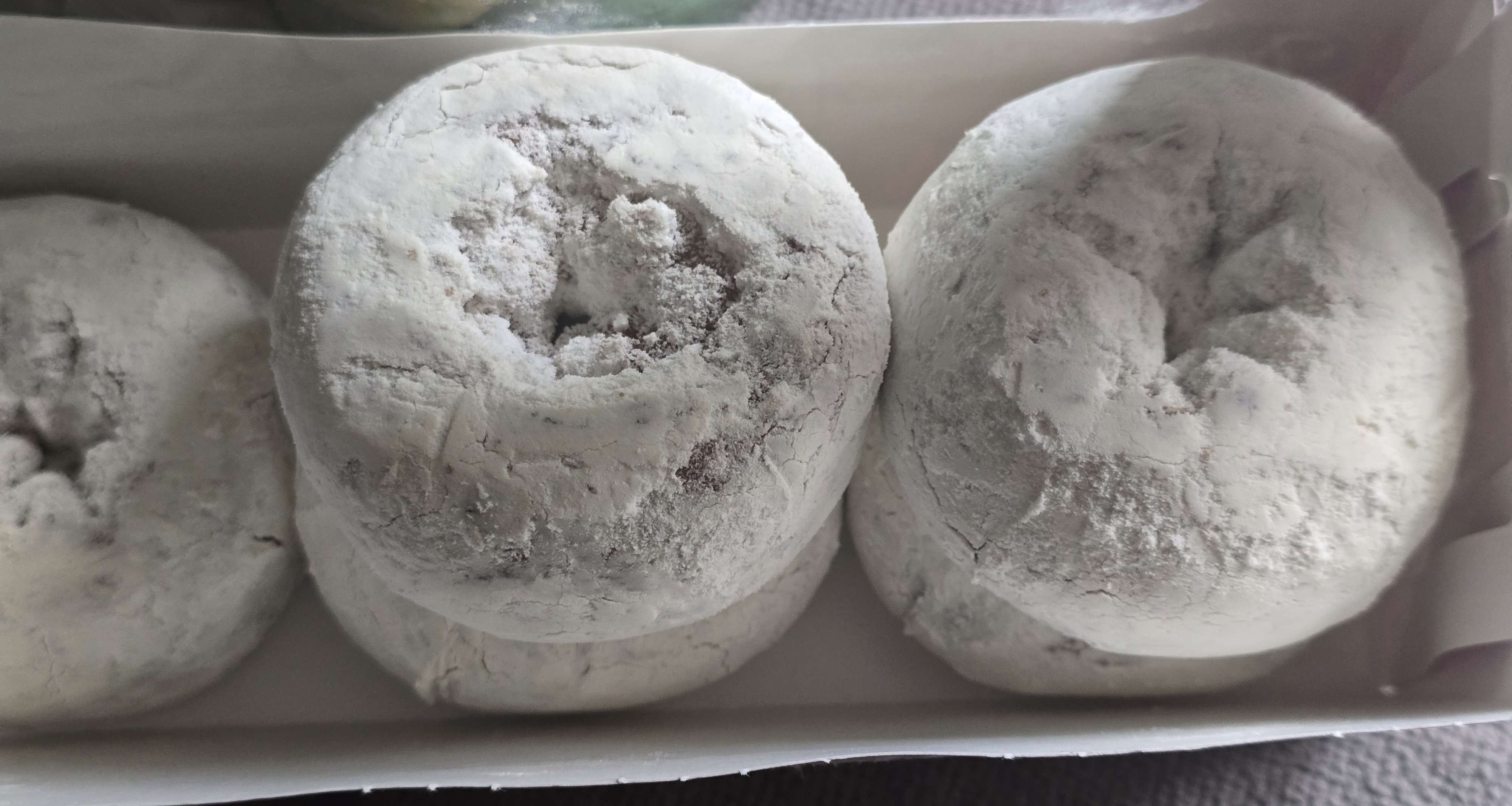 alright everyone, put on your turtleneck sweaters, it's time for le donuts!!